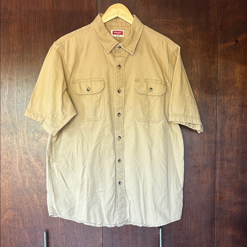 Wrangler Short-Sleeve Button-Down Shirt in Khaki